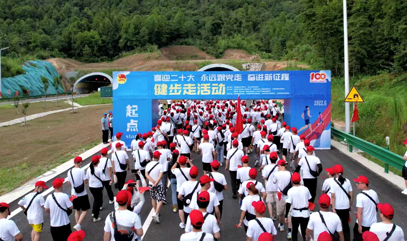 池州市團(tuán)委“喜迎二十大、奮進(jìn)新征程、永遠(yuǎn)跟黨走”健步走活動(dòng)在公司G318項(xiàng)目舉行6