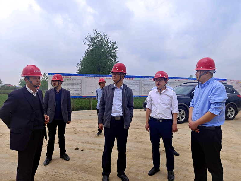 公司黨委副書記,工會主席王勝利到合周高速04標(biāo)指導(dǎo)工作并慰問一線員工2